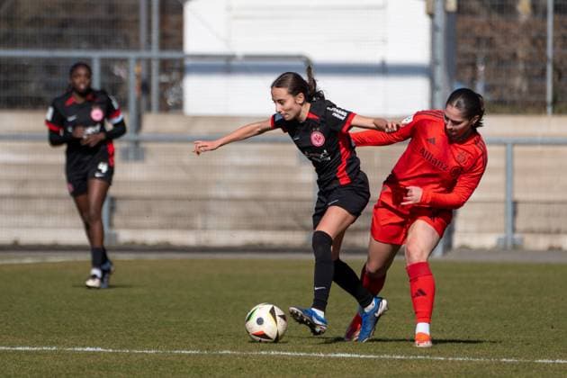 02.03.2025, xhfmx, Fussball 2. Bundesliga, Eintracht Frankfurt - FC Bayern München II v.l. Emma Memminger ( 32 Eintracht Frankfurt U20) im Laufduell mit Elira Terakaj ( 31 FC Bayern München U20) (DFL DFB REGULATIONS PROHIBIT ANY USE OF PHOTOGRAPHS as IMAGE SEQUENCES and or QUASI-VIDEO) Frankfurt am Main