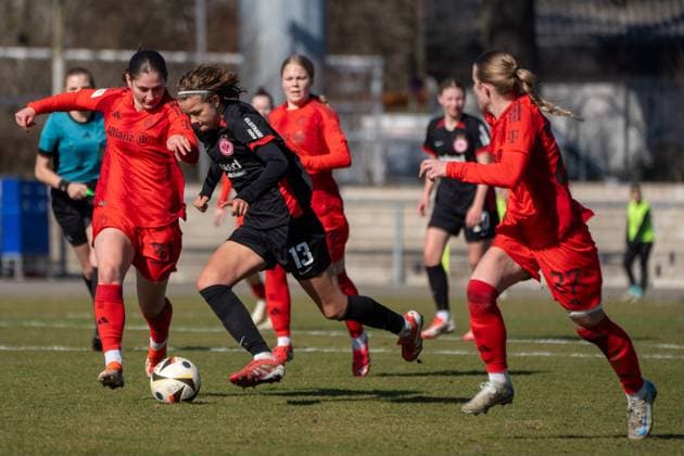 02.03.2025, xhfmx, Fussball 2. Bundesliga, Eintracht Frankfurt - FC Bayern München II v.l. Elikra Terakaj ( 31 FC Bayern München U20) im Laufduell mit Rosa Rückert ( 13 Eintracht Frankfurt U20) (DFL DFB REGULATIONS PROHIBIT ANY USE OF PHOTOGRAPHS as IMAGE SEQUENCES and or QUASI-VIDEO) Frankfurt am Main