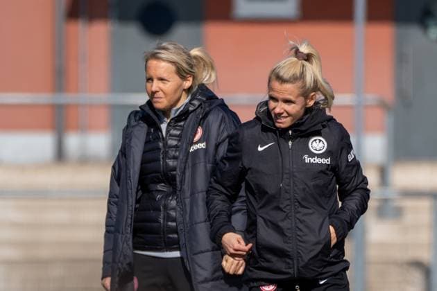 02.03.2025, xhfmx, Fussball 2. Bundesliga, Eintracht Frankfurt - FC Bayern München II v.l. Friederike Kromp (Trainerin Eintracht Frankfurt U20), Julia Simic (Trainerin Eintracht Frankfurt U20) (DFL DFB REGULATIONS PROHIBIT ANY USE OF PHOTOGRAPHS as IMAGE SEQUENCES and or QUASI-VIDEO) Frankfurt am Main