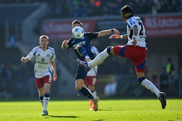 Paderborn, Home Deluxe Arena, 02.03.25, GER, Herren, 2.Bundesliga, Saison 2024-2025, SC Paderborn 07 - Hamburger SV Bild: v.li. im Zweikampf Marvin MEHLEM (Paderborn) und Davie SELKE (Hamburg) DFL regulations prohibit any use of photographs as image sequences and or quasi-video. NRW Deutschland