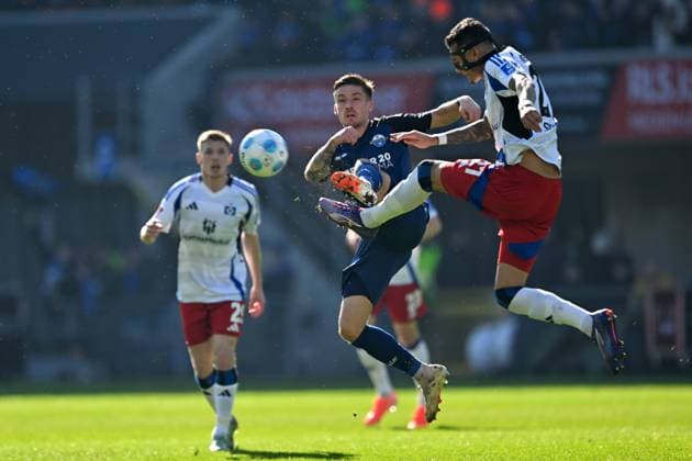 Sport Bilder des Tages Paderborn, Home Deluxe Arena, 02.03.25, GER, Herren, 2.Bundesliga, Saison 2024-2025, SC Paderborn 07 - Hamburger SV Bild: v.li. im Zweikampf Marvin MEHLEM (Paderborn) und Davie SELKE (Hamburg) DFL regulations prohibit any use of photographs as image sequences and or quasi-video. NRW Deutschland