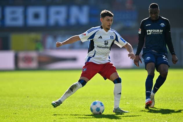 Paderborn, Home Deluxe Arena, 02.03.25, GER, Herren, 2.Bundesliga, Saison 2024-2025, SC Paderborn 07 - Hamburger SV Bild: v.li. im Zweikampf William MIKELBRENCIS (Hamburg) und Ilyas ANSAH (Paderborn) DFL regulations prohibit any use of photographs as image sequences and or quasi-video. NRW Deutschland