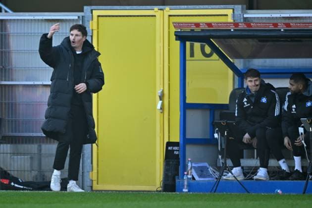 Paderborn, Home Deluxe Arena, 02.03.25, GER, Herren, 2.Bundesliga, Saison 2024-2025, SC Paderborn 07 - Hamburger SV Bild: Trainer Merlin POLZIN (Hamburg) DFL regulations prohibit any use of photographs as image sequences and or quasi-video. NRW Deutschland
