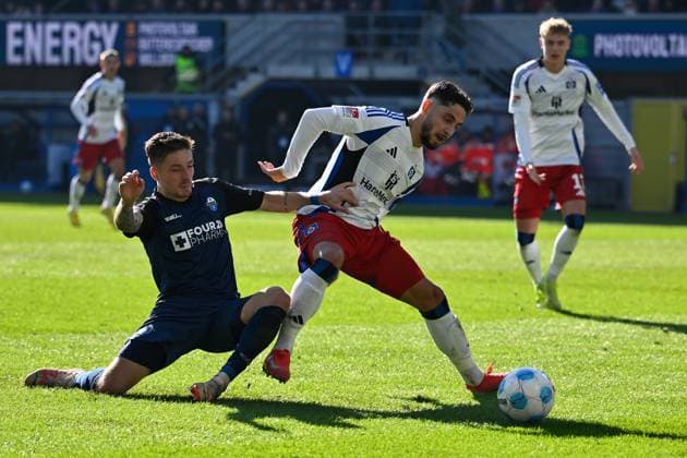 Paderborn, Home Deluxe Arena, 02.03.25, GER, Herren, 2.Bundesliga, Saison 2024-2025, SC Paderborn 07 - Hamburger SV Bild: v.li. im Zweikampf Marvin MEHLEM (Paderborn) und Ludovit REIS (Hamburg) DFL regulations prohibit any use of photographs as image sequences and or quasi-video. NRW Deutschland