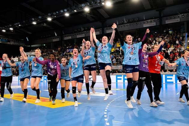 Sport Themen der Woche KW09 Sport Bilder des Tages Handball: DHB-Pokal, Final4, Spiel Platz 3, HSG Bensheim Auerbach - Borussia Dortmund die Mannschaft von Bensheim Schlussjubel Schlußjubel Emotion Freude Stuttgart Porsche Arena Baden-Württemberg Deutschland *** Handball DHB Cup, Final4, Match 3rd place, HSG Bensheim Auerbach Borussia Dortmund the team from Bensheim Final cheer Final cheer Emotion Joy Stuttgart Porsche Arena Baden Württemberg Germany