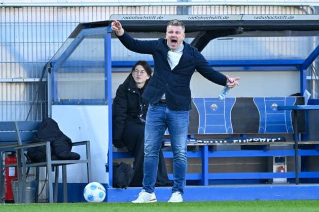 Paderborn, Home Deluxe Arena, 02.03.25, GER, Herren, 2.Bundesliga, Saison 2024-2025, SC Paderborn 07 - Hamburger SV Bild: Trainer Lukas KWASNIOK (Paderborn) DFL regulations prohibit any use of photographs as image sequences and or quasi-video. NRW Deutschland