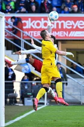 Paderborn, Home Deluxe Arena, 02.03.25, GER, Herren, 2.Bundesliga, Saison 2024-2025, SC Paderborn 07 - Hamburger SV Bild: v.li. im Zweikampf Ludovit REIS (Hamburg) und Torwart Manuel RIEMANN (Paderborn) DFL regulations prohibit any use of photographs as image sequences and or quasi-video. NRW Deutschland