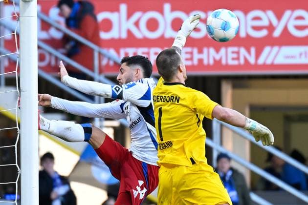 Paderborn, Home Deluxe Arena, 02.03.25, GER, Herren, 2.Bundesliga, Saison 2024-2025, SC Paderborn 07 - Hamburger SV Bild: v.li. im Zweikampf Ludovit REIS (Hamburg) und Torwart Manuel RIEMANN (Paderborn) DFL regulations prohibit any use of photographs as image sequences and or quasi-video. NRW Deutschland