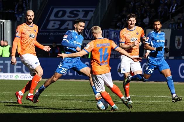 Livan Burcu (1. FC Magdeburg,29) gegen Andreas Müller (SV Darmstadt 98,16) - 2. Fußball Bundesliga Saison 2024-2025 1. FC Magdeburg vs. SV Darmstadt 98 in der Avnet Arena in Magdeburg - Aktion,Fußball,Mann,Männer,Deutschland,02.03.2025