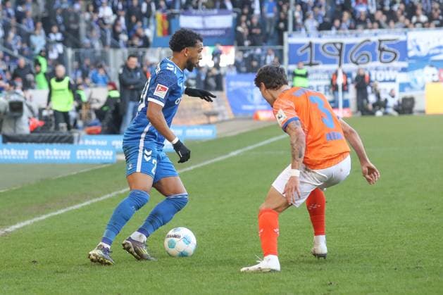 02.03.2025, xgox, Fussball - 2.Bundesliga, 1.FC Magdeburg - SV Darmstadt 98 emspor, v.l. Xavier Amaechi (Magdeburg, 20), Guille Bueno (Darmstadt, 3) Zweikampf, Duell, Kampf, tackle (DFL DFB REGULATIONS PROHIBIT ANY USE OF PHOTOGRAPHS as IMAGE SEQUENCES and or QUASI-VIDEO) Magdeburg