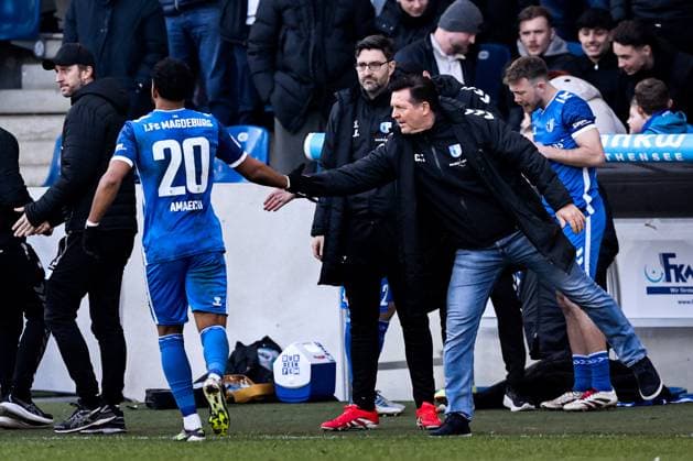 Torjubel - Torschütze Xavier Amaechi (1. FC Magdeburg,20) trifft zum 1-1 mit Trainer Christian Titz (1. FC Magdeburg) - 2. Fußball Bundesliga Saison 2024-2025 1. FC Magdeburg vs. SV Darmstadt 98 in der Avnet Arena in Magdeburg - Aktion,Fußball,Mann,Männer,Deutschland,02.03.2025