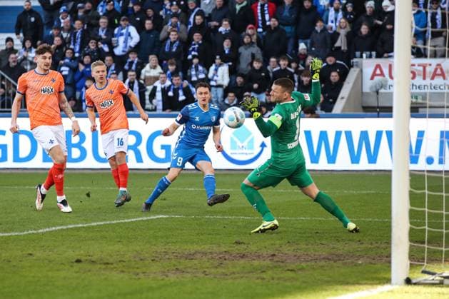 Martijn Kaars (1. FC Magdeburg,9) gegen Torwart Marcel Schuhen (SV Darmstadt 98,1) - 2. Fußball Bundesliga Saison 2024-2025 1. FC Magdeburg vs. SV Darmstadt 98 in der Avnet Arena in Magdeburg - Aktion,Fußball,Mann,Männer,Deutschland,02.03.2025