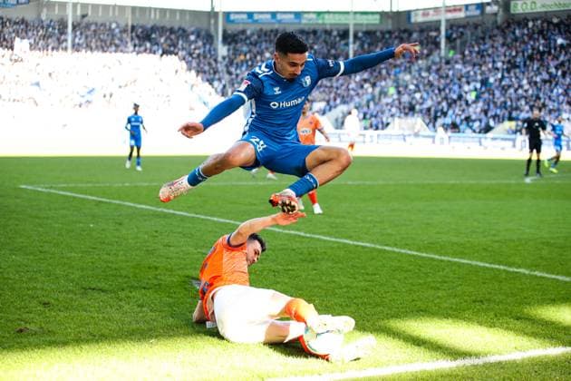 Livan Burcu (1. FC Magdeburg,29) gegen Sergio Lopez (SV Darmstadt 98,2) - 2. Fußball Bundesliga Saison 2024-2025 1. FC Magdeburg vs. SV Darmstadt 98 in der Avnet Arena in Magdeburg - Aktion,Fußball,Mann,Männer,Deutschland,02.03.2025