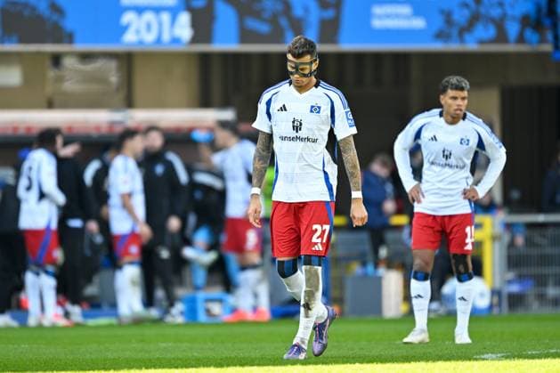 Paderborn, Home Deluxe Arena, 02.03.25, GER, Herren, 2.Bundesliga, Saison 2024-2025, SC Paderborn 07 - Hamburger SV Bild: v.li.Davie SELKE (Hamburg) und Ransford-Yeboah KOENIGSDOERFFER (Hamburg) DFL regulations prohibit any use of photographs as image sequences and or quasi-video. NRW Deutschland