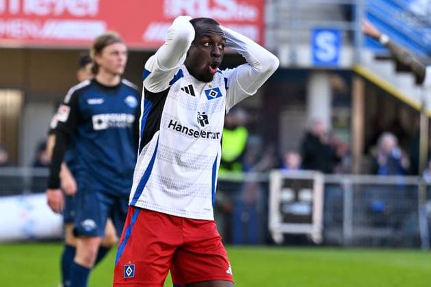Paderborn, Home Deluxe Arena, 02.03.25, GER, Herren, 2.Bundesliga, Saison 2024-2025, SC Paderborn 07 - Hamburger SV Bild: Jean-Luc DOMPE (Hamburg) DFL regulations prohibit any use of photographs as image sequences and or quasi-video. NRW Deutschland