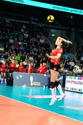 DVL, DVV Pokalfinale, DVV-Pokalfinale, Mannheim, Patricia Nestler (Dresdner SC 1) schlägt auf gegen den USC Münster DVV Pokalfinale 2025 in der SAP Arena,. Mannheim Copyright: HMBxMedia JonasxDinger
