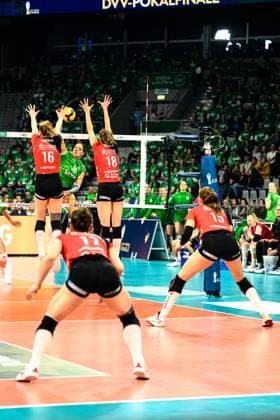 Emma Scarlett Clothier (Dresdner SC 16) und Sarah Straube (Dresdner SC 18) blocken USC Münster DVV Pokalfinale 2025 in der SAP Arena,. Mannheim Copyright: HMBxMedia JonasxDinger