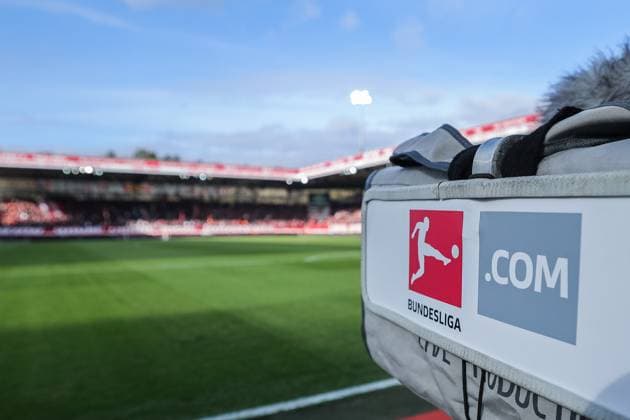 Fußball 1. Bundesliga 24. Spieltag 1. FC Union Berlin - Holstein Kiel am 02.03.2025 im Stadion an der alten Försterei in Berlin Kamera mit dem Logo der Bundesliga und der Aufschrift: Bundesliga Fernsehübertragung DFL regulations prohibit any use of photographs as image sequences and or quasi-video. *** Soccer 1 Bundesliga 24 Matchday 1 FC Union Berlin Holstein Kiel on 02 03 2025 at Stadion an der alten Försterei in Berlin Camera with the logo of the Bundesliga and the inscription Bundesliga TV broadcast DFL regulations prohibit any use of photographs as image sequences and or quasi video xJRx