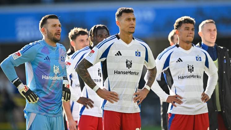 Paderborn, Home Deluxe Arena, 02.03.25, GER, Herren, 2.Bundesliga, Saison 2024-2025, SC Paderborn 07 - Hamburger SV Bild: v.li. Torwart Daniel HEUER FERNANDES (Hamburg), Davie SELKE (Hamburg) und Ludovit REIS (Hamburg) DFL regulations prohibit any use of photographs as image sequences and or quasi-video. NRW Deutschland