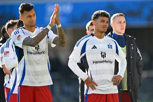 Paderborn, Home Deluxe Arena, 02.03.25, GER, Herren, 2.Bundesliga, Saison 2024-2025, SC Paderborn 07 - Hamburger SV Bild: v.li. Davie SELKE (Hamburg) und Ludovit REIS (Hamburg) DFL regulations prohibit any use of photographs as image sequences and or quasi-video. NRW Deutschland