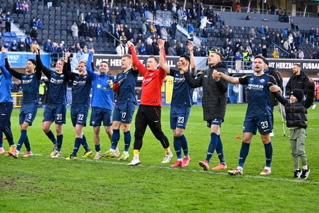 Paderborn, Home Deluxe Arena, 02.03.25, GER, Herren, 2.Bundesliga, Saison 2024-2025, SC Paderborn 07 - Hamburger SV Bild: Schlussjubel, Emotion, Freude bei den Spielern aus Paderborn DFL regulations prohibit any use of photographs as image sequences and or quasi-video. NRW Deutschland