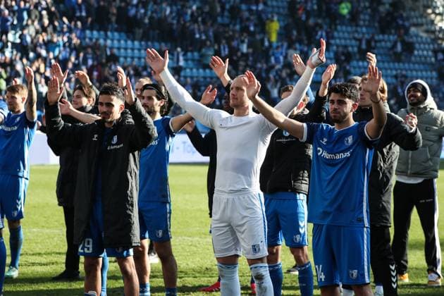v.l. Livan Burcu (1. FC Magdeburg,29), Torwart Dominik Reimann (1. FC Magdeburg,1), Abu-Bekir Ömer El-Zein (1. FC Magdeburg,14) feiern den Sieg vor dem Fanblock - 2. Fußball Bundesliga Saison 2024-2025 1. FC Magdeburg vs. SV Darmstadt 98 in der Avnet Arena in Magdeburg - Aktion,Fußball,Mann,Männer,Deutschland,02.03.2025