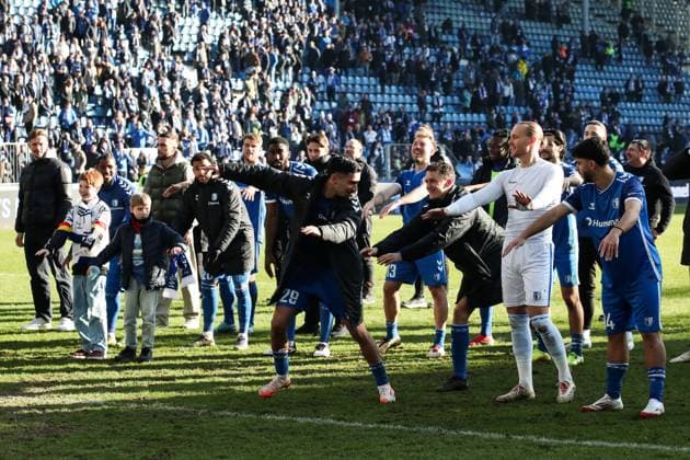 v.l. Livan Burcu (1. FC Magdeburg,29), Martijn Kaars (1. FC Magdeburg,9), Torwart Dominik Reimann (1. FC Magdeburg,1), Abu-Bekir Ömer El-Zein (1. FC Magdeburg,14) feiern den Sieg vor dem Fanblock - 2. Fußball Bundesliga Saison 2024-2025 1. FC Magdeburg vs. SV Darmstadt 98 in der Avnet Arena in Magdeburg - Aktion,Fußball,Mann,Männer,Deutschland,02.03.2025