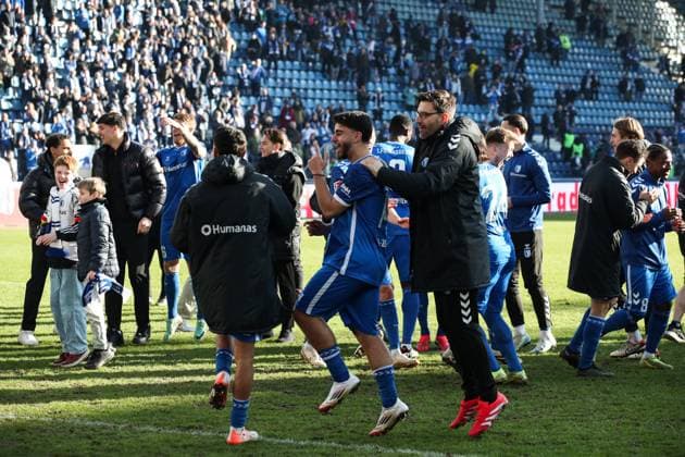 Abu-Bekir Ömer El-Zein (M.,1. FC Magdeburg,14) feiert mit Co-Trainer Andreas Schumacher (1. FC Magdeburg) und Livan Burcu (1. FC Magdeburg,29) vor dem Fanblock - 2. Fußball Bundesliga Saison 2024-2025 1. FC Magdeburg vs. SV Darmstadt 98 in der Avnet Arena in Magdeburg - Aktion,Fußball,Mann,Männer,Deutschland,02.03.2025