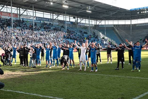Die Mannschaft vom 1. FC Magdeburg feiert den Sieg vor dem Fanblock - 2. Fußball Bundesliga Saison 2024-2025 1. FC Magdeburg vs. SV Darmstadt 98 in der Avnet Arena in Magdeburg - Aktion,Fußball,Mann,Männer,Deutschland,02.03.2025