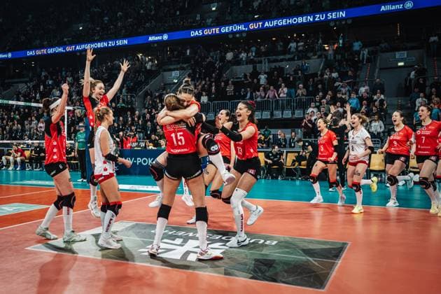 Volleyball Frauen Saison 2024 2025 DVV Pokal 2025 Finale Dresdner SC vs. USC Münster 02.03.2025 Der Dresdner SC gewinnt das Pokalfinale und jubelt Mannheim SAP Arena Baden-Wüttemberg Deutschland