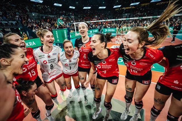 Volleyball Frauen Saison 2024 2025 DVV Pokal 2025 Finale Dresdner SC vs. USC Münster 02.03.2025 Der Dresdner SC gewinnt das Pokalfinale und jubelt Mannheim SAP Arena Baden-Wüttemberg Deutschland