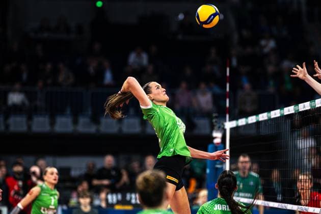 Marije ten Brinke (USC Münster 6) schmetter am Netz DVV Pokalfinale 2025 in der SAP Arena,. Mannheim Copyright: HMBxMedia JonasxDinger