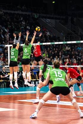 Mikala Mogensen (USC Münster 16) und Marije ten Brinke (USC Münster 6) blocken den Dresdner SC DVV Pokalfinale 2025 in der SAP Arena,. Mannheim Copyright: HMBxMedia JonasxDinger
