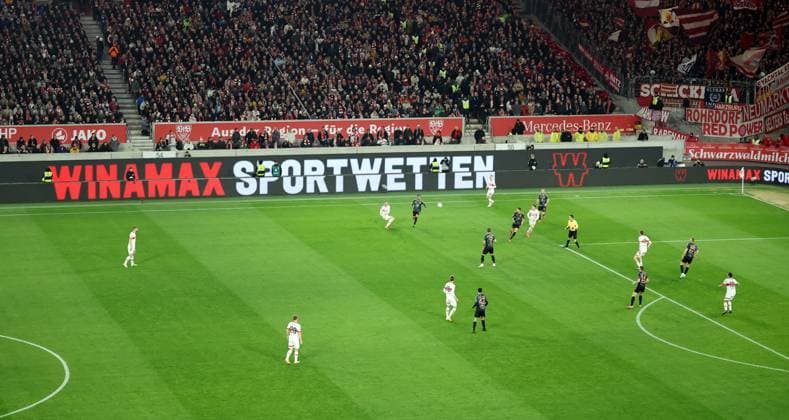 28.02.25 VfB Stuttgart - FC Bayern München Deutschland, Stuttgart, 28.02.2025, Fussball, Bundesliga, VfB Stuttgart - FC Bayern München: MHP Arena winamax Banden.