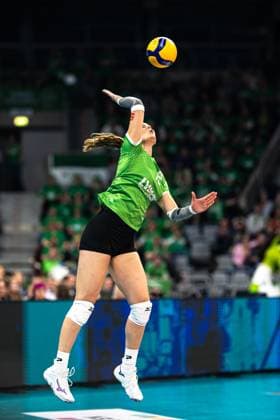 Aufschalg für den USC Münster DVV Pokalfinale 2025 in der SAP Arena,. Mannheim Copyright: HMBxMedia JonasxDinger