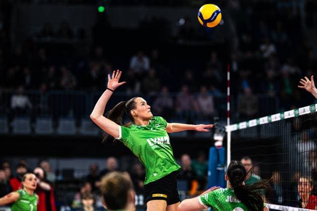 Marije ten Brinke (USC Münster 6) schmetter am Netz DVV Pokalfinale 2025 in der SAP Arena,. Mannheim Copyright: HMBxMedia JonasxDinger