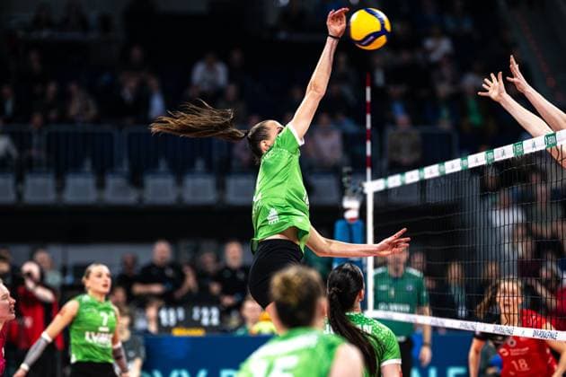 Marije ten Brinke (USC Münster 6) schmetter am Netz DVV Pokalfinale 2025 in der SAP Arena,. Mannheim Copyright: HMBxMedia JonasxDinger
