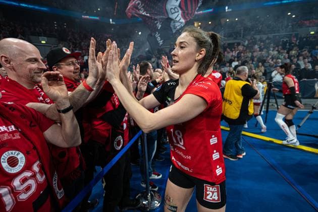 Sarah Straube (Dresdner SC 18) mit Fans nach Gewinn des FianleDVV Pokalfinale 2025 in der SAP Arena,. Mannheim Copyright: HMBxMedia JonasxDinger