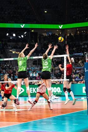 Luisa van Clewe (USC Münster 8) und Mikala Mogensen (USC Münster 16) beim Block DVV Pokalfinale 2025 in der SAP Arena,. Mannheim Copyright: HMBxMedia JonasxDinger