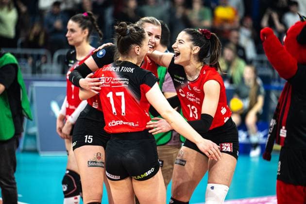 Freude beim Lorena Lorber Fijok (Dresdner SC 17) und Stamatia Kyparissi (Dresdner SC 13) nach Sieg im Pokalfinale DVV Pokalfinale 2025 in der SAP Arena,. Mannheim Copyright: HMBxMedia JonasxDinger