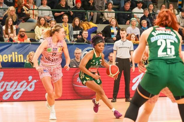 Quinesha Lockett (Rutronik Stars Keltern, 05)mit dem Ball, 17SLR in der Abwehr, DBBL-Pokal , 02.03.2025, Spiel um Platz1. Saarlouis Royals vs Rutronik Stars Kelter, Berlin Berlin Deutschland Copyright: xFootbowl ThomasxSobotzkix