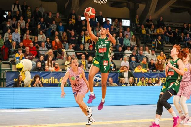 Quinesha Lockett (Rutronik Stars Keltern, 05) steigt mit dem Ball zum Korb, DBBL-Pokal , 02.03.2025, Spiel um Platz1. Saarlouis Royals vs Rutronik Stars Kelter, Berlin Berlin Deutschland Copyright: xFootbowl ThomasxSobotzkix