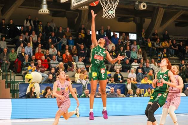 Quinesha Lockett (Rutronik Stars Keltern, 05)mit dem Ball am Korb, DBBL-Pokal , 02.03.2025, Spiel um Platz1. Saarlouis Royals vs Rutronik Stars Kelter, Berlin Berlin Deutschland Copyright: xFootbowl ThomasxSobotzkix