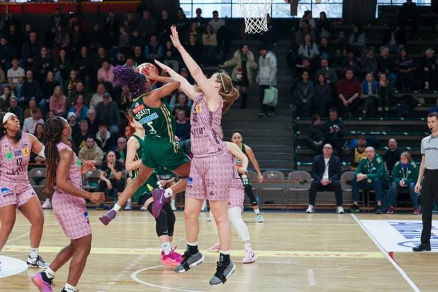 Quinesha Lockett (Rutronik Stars Keltern, 05) mit dem Ball am Korb, DBBL-Pokal , 02.03.2025, Spiel um Platz1. Saarlouis Royals vs Rutronik Stars Kelter, Berlin Berlin Deutschland Copyright: xFootbowl ThomasxSobotzkix