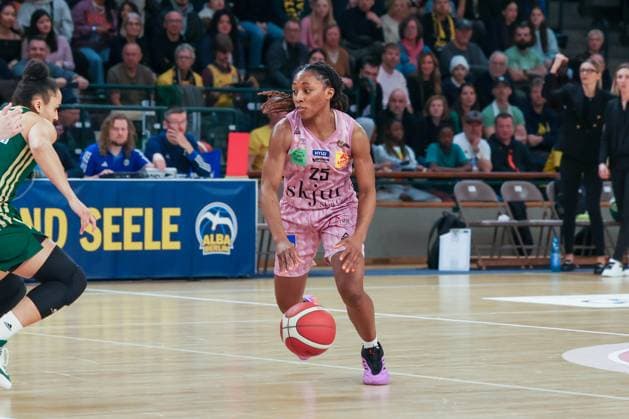 martha burse (Saarlouis Royals, 25) mit dem Ball, DBBL-Pokal , 02.03.2025, Spiel um Platz1. Saarlouis Royals vs Rutronik Stars Kelter, Berlin Berlin Deutschland Copyright: xFootbowl ThomasxSobotzkix