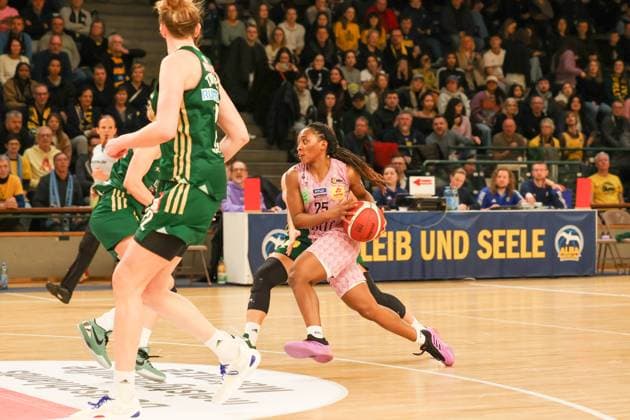 martha burse (Saarlouis Royals, 25)läuft mit dem Ball an, DBBL-Pokal , 02.03.2025, Spiel um Platz1. Saarlouis Royals vs Rutronik Stars Kelter, Berlin Berlin Deutschland Copyright: xFootbowl ThomasxSobotzkix