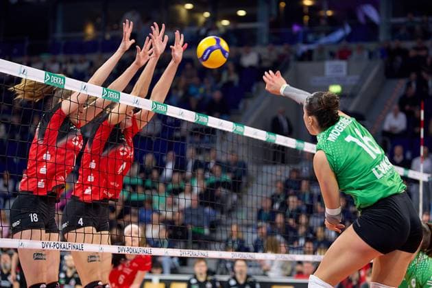 Angriff von Mikala Mogensen (USC Muenster, 16) gegen den Doppelblock GER, Dresdner SC - USC Muenster, Volleyball, DVV-Pokalfinale Frauen 2025, 02.03.25 GER, Dresdner SC - USC Muenster, Volleyball, DVV-Pokalfinale Frauen 2025, 02.03.25 Mannheim Copyright: xEibner-Pressefoto GeraldxOelze-dexStoppanyx EP-ODS