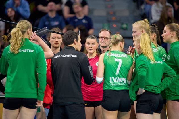 Auszeit USC Muenster mit Matthias Pack (USC Muenster, Cheftrainer) GER, Dresdner SC - USC Muenster, Volleyball, DVV-Pokalfinale Frauen 2025, 02.03.25 GER, Dresdner SC - USC Muenster, Volleyball, DVV-Pokalfinale Frauen 2025, 02.03.25 Mannheim Copyright: xEibner-Pressefoto GeraldxOelze-dexStoppanyx EP-ODS