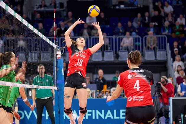 Oberes Zuspiel von Sarah Straube (Dresdner SC, 18) GER, Dresdner SC - USC Muenster, Volleyball, DVV-Pokalfinale Frauen 2025, 02.03.25 GER, Dresdner SC - USC Muenster, Volleyball, DVV-Pokalfinale Frauen 2025, 02.03.25 Mannheim Copyright: xEibner-Pressefoto GeraldxOelze-dexStoppanyx EP-ODS