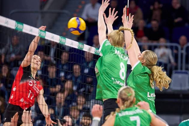 Lorena Lorber Fijok (Dresdner SC, 17) i Angriff gegen den Doppelblock von Luisa van Clewe (USC Muenster, 08) und Marije ten Brinke (USC Muenster, 06) GER, Dresdner SC - USC Muenster, Volleyball, DVV-Pokalfinale Frauen 2025, 02.03.25 GER, Dresdner SC - USC Muenster, Volleyball, DVV-Pokalfinale Frauen 2025, 02.03.25 Mannheim Copyright: xEibner-Pressefoto GeraldxOelze-dexStoppanyx EP-ODS